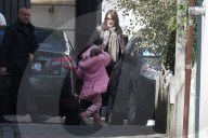 EXKLUSIV - Carla Bruni-Sarkozy verlässt mit Klein Giulia die Wohnung in Paris