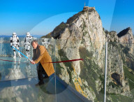 PEOPLE - Starwars-Legende Mark Hamill eröffnet den Skywalk am Felsen von Gibraltar