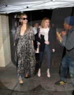 PEOPLE - Paris Hilton ohne BH in Beverly Hills unterwegs