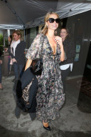 PEOPLE - Paris Hilton ohne BH in Beverly Hills unterwegs