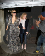 PEOPLE - Paris Hilton ohne BH in Beverly Hills unterwegs