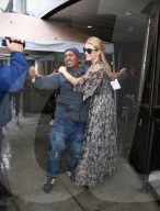 PEOPLE - Paris Hilton ohne BH in Beverly Hills unterwegs
