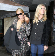 PEOPLE - Paris Hilton ohne BH in Beverly Hills unterwegs