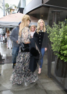 PEOPLE - Paris Hilton ohne BH in Beverly Hills unterwegs