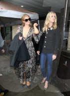 PEOPLE - Paris Hilton ohne BH in Beverly Hills unterwegs