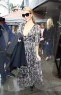 PEOPLE - Paris Hilton ohne BH in Beverly Hills unterwegs