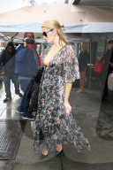 PEOPLE - Paris Hilton ohne BH in Beverly Hills unterwegs