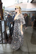 PEOPLE - Paris Hilton ohne BH in Beverly Hills unterwegs