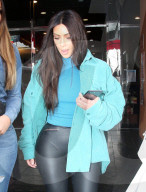 EXKLUSIV - Kim Kardashian bummelt in Studio City