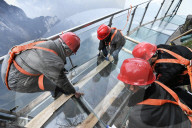 FEATURE - China: Glassteg am Tianmenshan