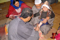 FEATURE - Blutegel Therapie in Indien