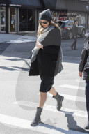 PEOPLE - Candice Swanepoel versteckt ihren Babybauch unter einem weiten Mantel