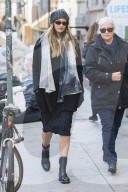 PEOPLE - Candice Swanepoel versteckt ihren Babybauch unter einem weiten Mantel
