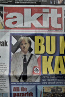 NEWS - Türkische Zeitung bildet Kanzlerin Angela Merkel als Nazi ab