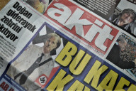 NEWS - Türkische Zeitung bildet Kanzlerin Angela Merkel als Nazi ab