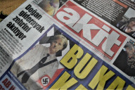 NEWS - Türkische Zeitung bildet Kanzlerin Angela Merkel als Nazi ab