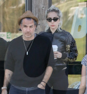 PEOPLE - Lady Gaga holt sich mit ihrem Verlobten Christian Carino einen Kaffee