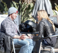 EXKLUSIV - Motorrad-Braut: Denise Richards braust mit ihrem neuen Freund durch Malibu