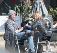 EXKLUSIV - Motorrad-Braut: Denise Richards braust mit ihrem neuen Freund durch Malibu