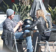 EXKLUSIV - Motorrad-Braut: Denise Richards braust mit ihrem neuen Freund durch Malibu