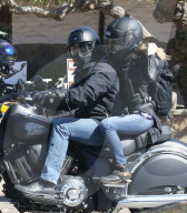 EXKLUSIV - Motorrad-Braut: Denise Richards braust mit ihrem neuen Freund durch Malibu
