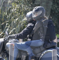 EXKLUSIV - Motorrad-Braut: Denise Richards braust mit ihrem neuen Freund durch Malibu