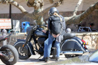 EXKLUSIV - Motorrad-Braut: Denise Richards braust mit ihrem neuen Freund durch Malibu