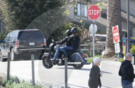 EXKLUSIV - Motorrad-Braut: Denise Richards braust mit ihrem neuen Freund durch Malibu