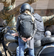 EXKLUSIV - Motorrad-Braut: Denise Richards braust mit ihrem neuen Freund durch Malibu