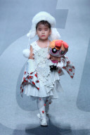 FEATURE - Haute Couture für die Kleinsten an der China Fashionweek