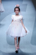 FEATURE - Haute Couture für die Kleinsten an der China Fashionweek