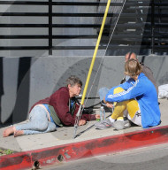 EXKLUSIV - Auf Ostermission? Justin Bieber setzt sich zu Obdachlosen am Strassenrand