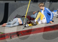 EXKLUSIV - Auf Ostermission? Justin Bieber setzt sich zu Obdachlosen am Strassenrand