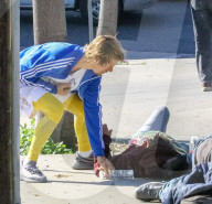 EXKLUSIV - Auf Ostermission? Justin Bieber setzt sich zu Obdachlosen am Strassenrand