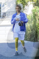EXKLUSIV - Auf Ostermission? Justin Bieber setzt sich zu Obdachlosen am Strassenrand