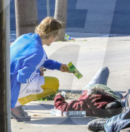 EXKLUSIV - Auf Ostermission? Justin Bieber setzt sich zu Obdachlosen am Strassenrand