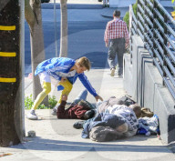EXKLUSIV - Auf Ostermission? Justin Bieber setzt sich zu Obdachlosen am Strassenrand