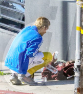 EXKLUSIV - Auf Ostermission? Justin Bieber setzt sich zu Obdachlosen am Strassenrand