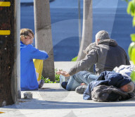 EXKLUSIV - Auf Ostermission? Justin Bieber setzt sich zu Obdachlosen am Strassenrand
