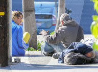 EXKLUSIV - Auf Ostermission? Justin Bieber setzt sich zu Obdachlosen am Strassenrand