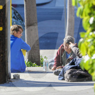 EXKLUSIV - Auf Ostermission? Justin Bieber setzt sich zu Obdachlosen am Strassenrand