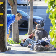EXKLUSIV - Auf Ostermission? Justin Bieber setzt sich zu Obdachlosen am Strassenrand