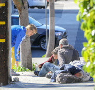EXKLUSIV - Auf Ostermission? Justin Bieber setzt sich zu Obdachlosen am Strassenrand