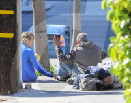 EXKLUSIV - Auf Ostermission? Justin Bieber setzt sich zu Obdachlosen am Strassenrand