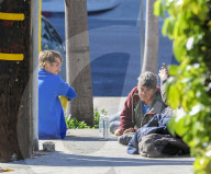 EXKLUSIV - Auf Ostermission? Justin Bieber setzt sich zu Obdachlosen am Strassenrand