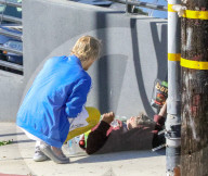 EXKLUSIV - Auf Ostermission? Justin Bieber setzt sich zu Obdachlosen am Strassenrand
