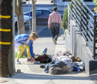 EXKLUSIV - Auf Ostermission? Justin Bieber setzt sich zu Obdachlosen am Strassenrand