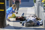EXKLUSIV - Auf Ostermission? Justin Bieber setzt sich zu Obdachlosen am Strassenrand