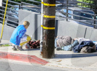 EXKLUSIV - Auf Ostermission? Justin Bieber setzt sich zu Obdachlosen am Strassenrand