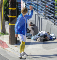 EXKLUSIV - Auf Ostermission? Justin Bieber setzt sich zu Obdachlosen am Strassenrand